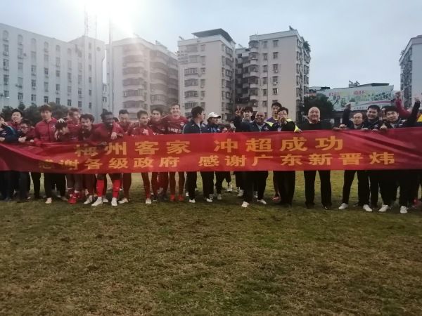 该博主还表示：“曼联对埃弗顿中场阿马杜-奥纳纳感兴趣，并且正在关注加维和琼阿梅尼，即使看起来签下他们的可能性不大。